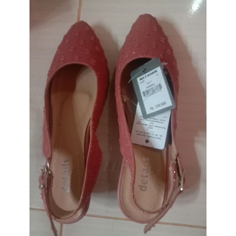 Sepatu Details