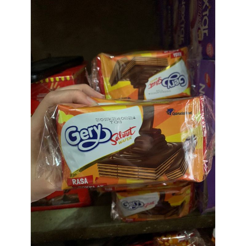 

Gery saluut wafer renceng isi 10 bgks rasa cokelat