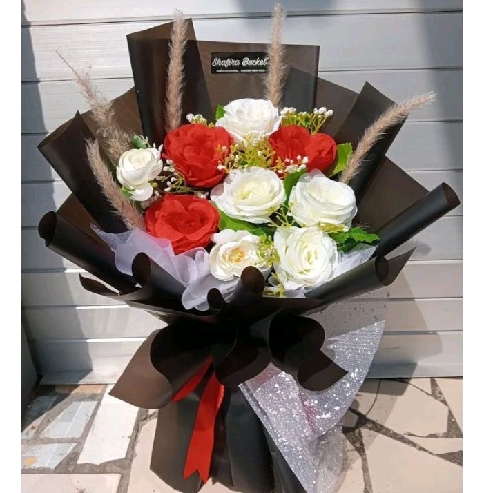 Bucket bunga mawar merah-bunga artificial