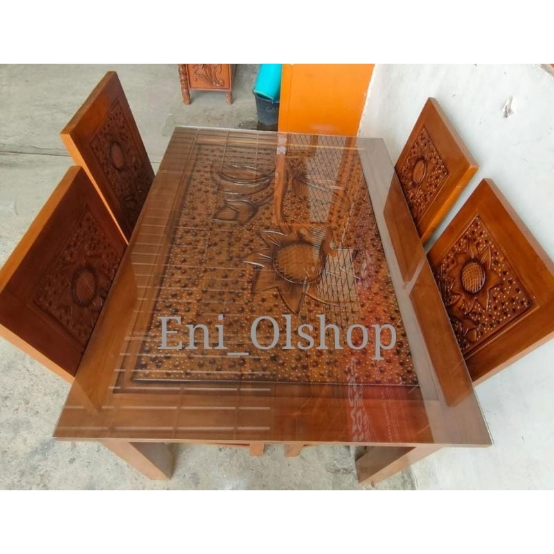 1 SET MEJA MAKAN 4 KURSI