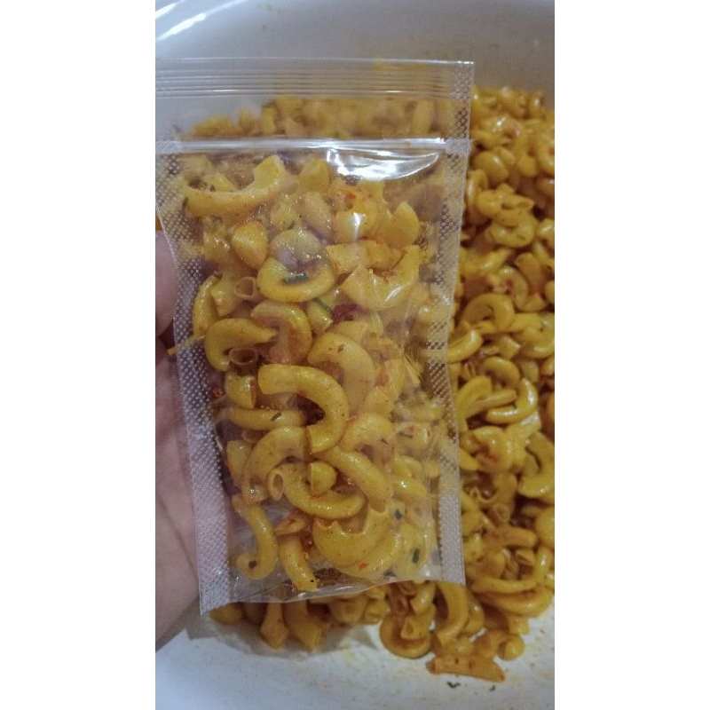 

macaroni kering pedas dengan aroma daun jeruk, khas cianjur