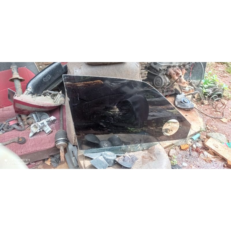 kaca pintu depan kanan mazda 323 elite/ford laser GL