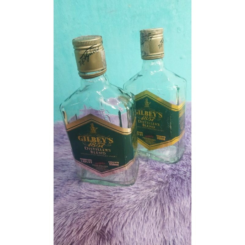 Botol kosong bekas minuman Gilbey's