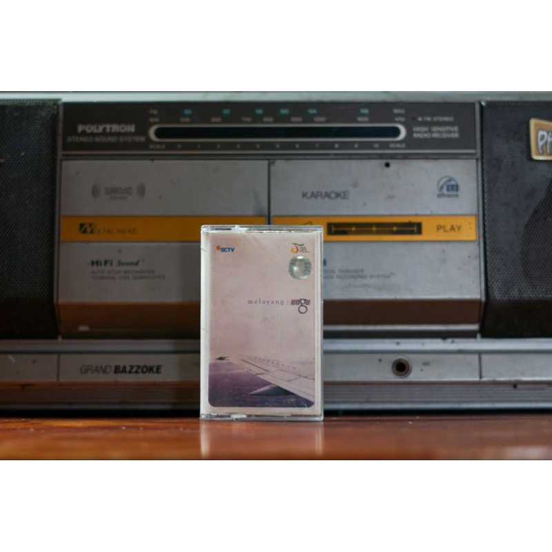 Kaset pita Ungu Melayang