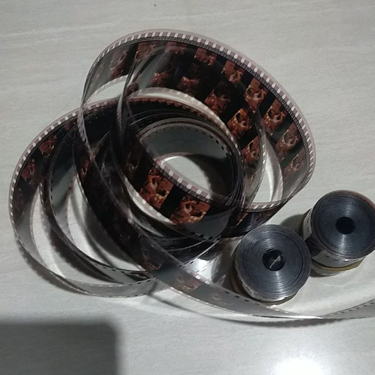 

ART I34D kaset rol flm ukuran 35 m panjang 7 meter bisa buat bikin peteng layangan koang pitu pitu sblom chkout baca dllu Deskripsi ya