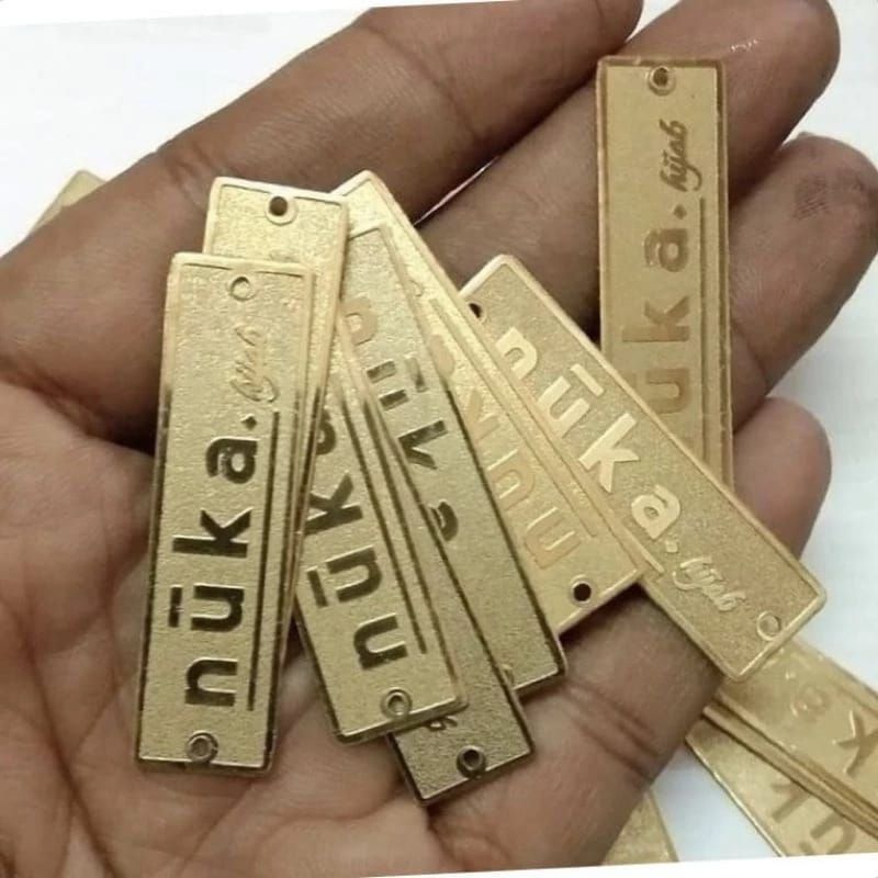 

LABEL PLAT HIJAB TERMURAH BAHAN KUNINGAN/STAINLESS