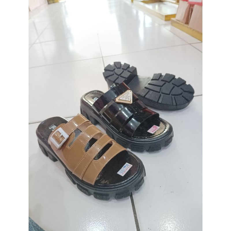 Sandal fashion sport wanita