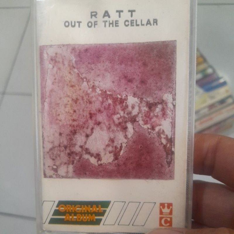 kaset pita RATT out rhe cellar min foto sampul rusak (1115)