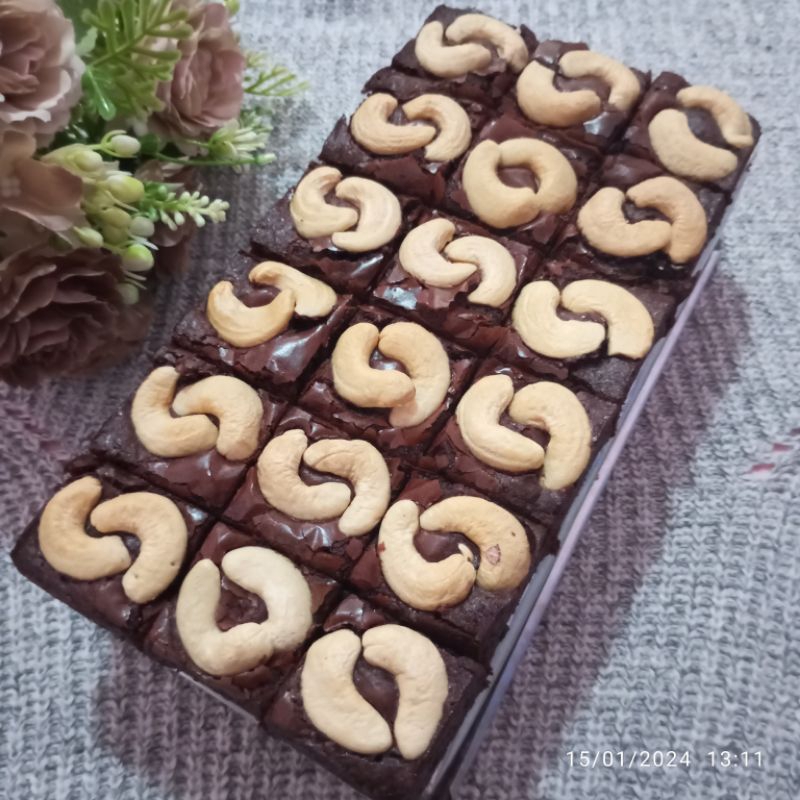 

Brownies Panggang Premium Full Topping Mede Sz. 20*10cm