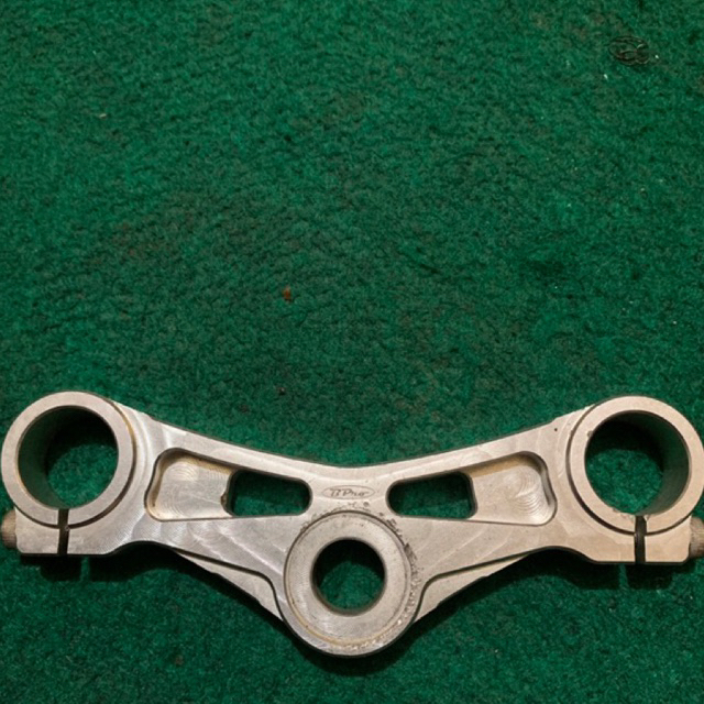 Triple Clamp Segitiga Atas Gsx r150 Merek Brpo