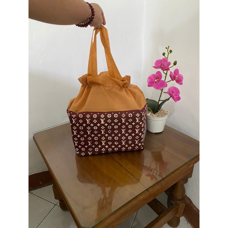 

(1 LUSIN = 12 PCS) GOODIEBAG TAS HAJATAN SERUT LV / BATIK 22x22 CM / TAS NASI KOTAK / TAS SPUNBOND / TAS WALIMAH / TAS BELANJA / TAS NASI BOX / TAS SOUVENIR