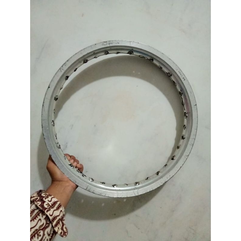 Pelk Pelek Velg Velk Alumunium Aloy Unison Lawasan Ukuran 1.85x17 Ring 17 Warna Silver Bekas Second 