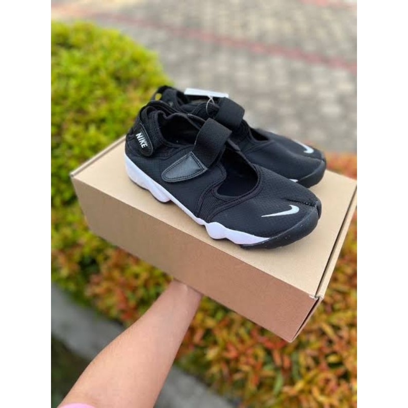 NIKE AIR RIFT BLACK WHITE Women Sportswear Shoes Sepatu Olahraga Wanita Ori Original Jepang