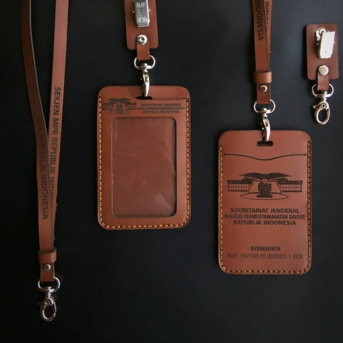 

Name Tag Kulit Asli Custom Nama - ID Card Holder Kulit Custom - Lanyard Kulit