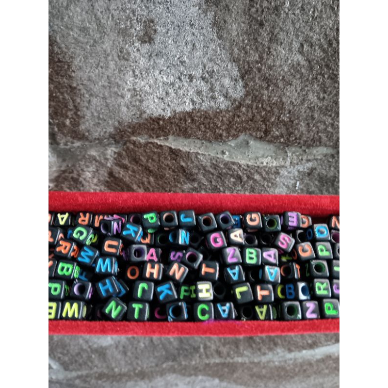 Manik Huruf Kotak Hitam (Bisa Pilih Huruf)