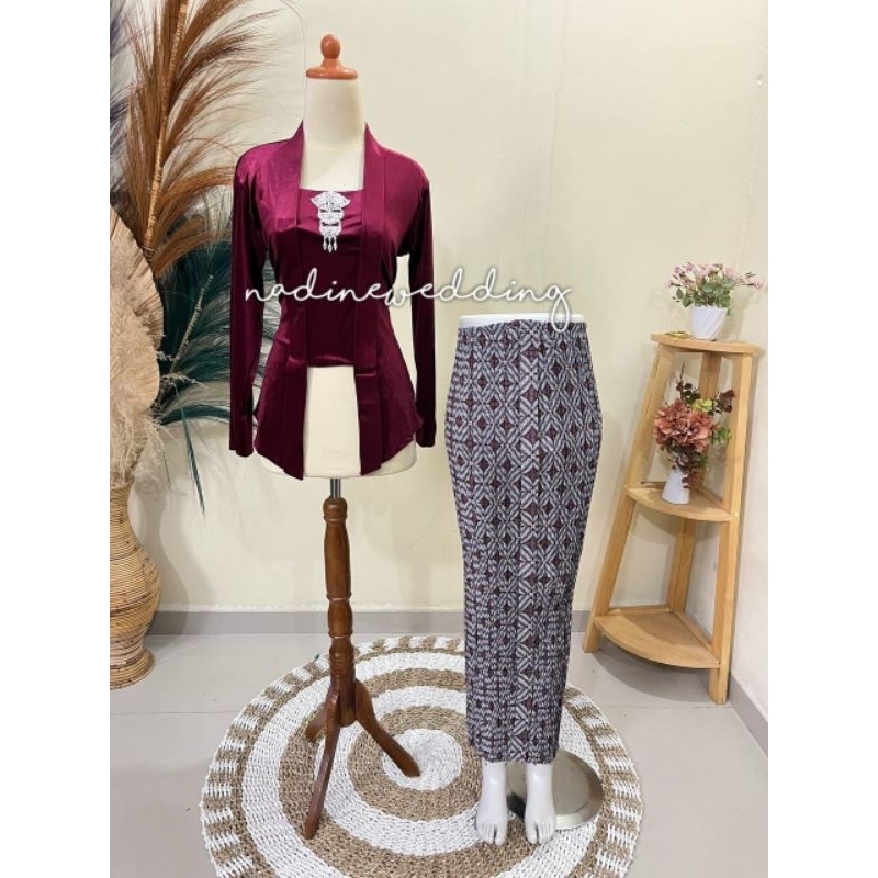 (1 Set, Maroon) Kebaya Kutubaru Bludru + Rok Plisket, Verlia Maroon
