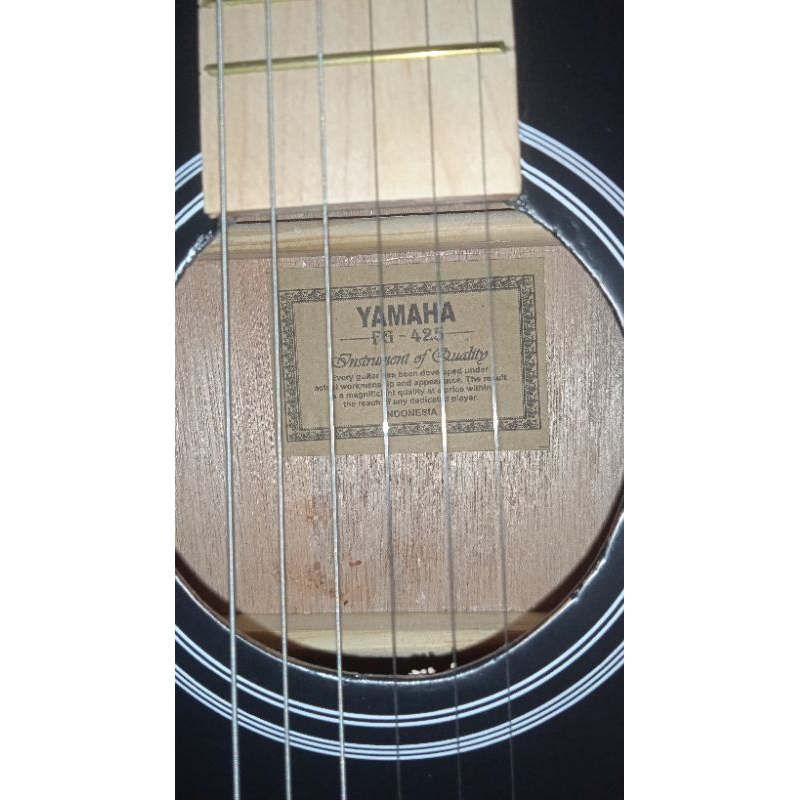 Gitar akustik merk Yamaha
