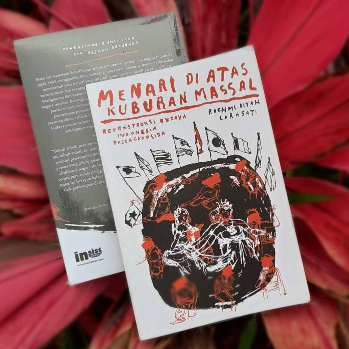 Buku Menari di Atas Kuburan Massal: Rekontruksi Budaya Indonesia Pascagenosida