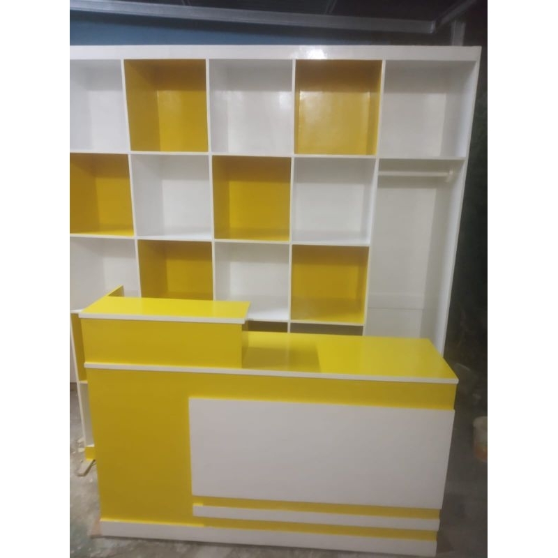 Meja kasir dan Rak baju laundry