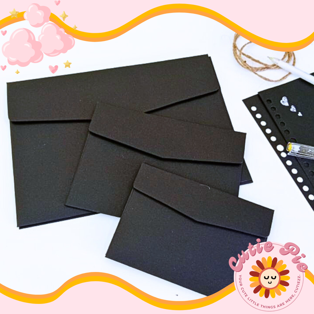 

AMPLOP HITAM POLOS ASTER BLACK VINTAGE 150 GSM UKURAN B7 A6 A5