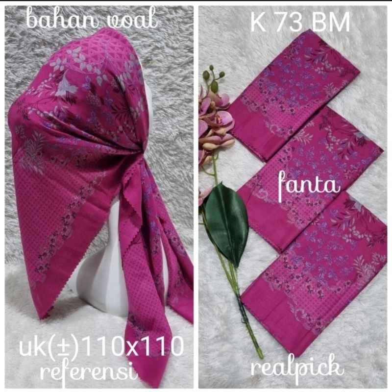 HIJAB SEGI EMPAT VOAL MOTIF BUNGA PINK FUCIA