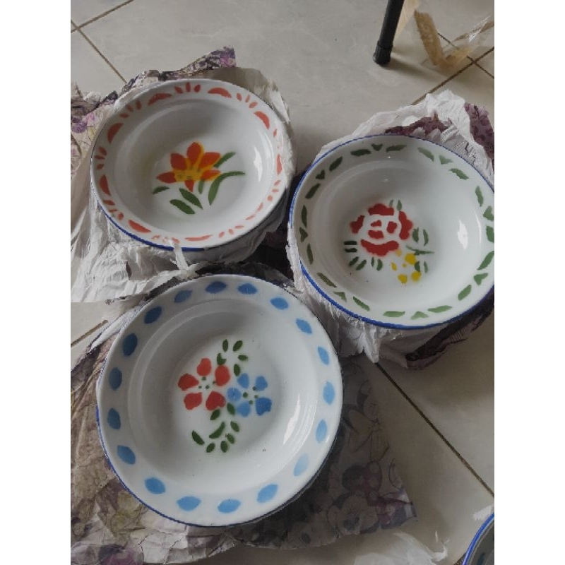 setengah lusin Piring seng jadul