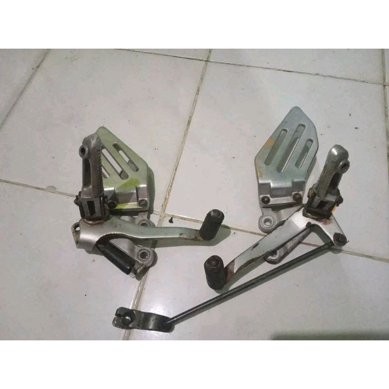 Step / Postep / Footstep Depan R15V2 OLD Original