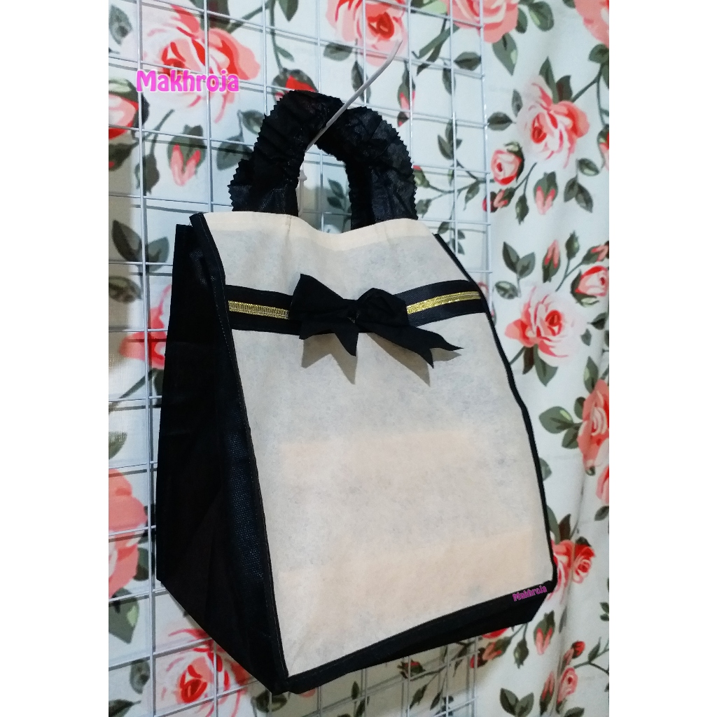 

Tas Hajatan Goody Bag Garnis Pita 22 Hitam Cream