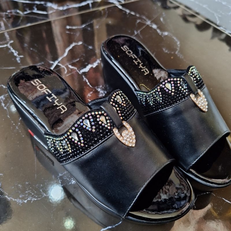 sepatu hak Hitam by sofiya