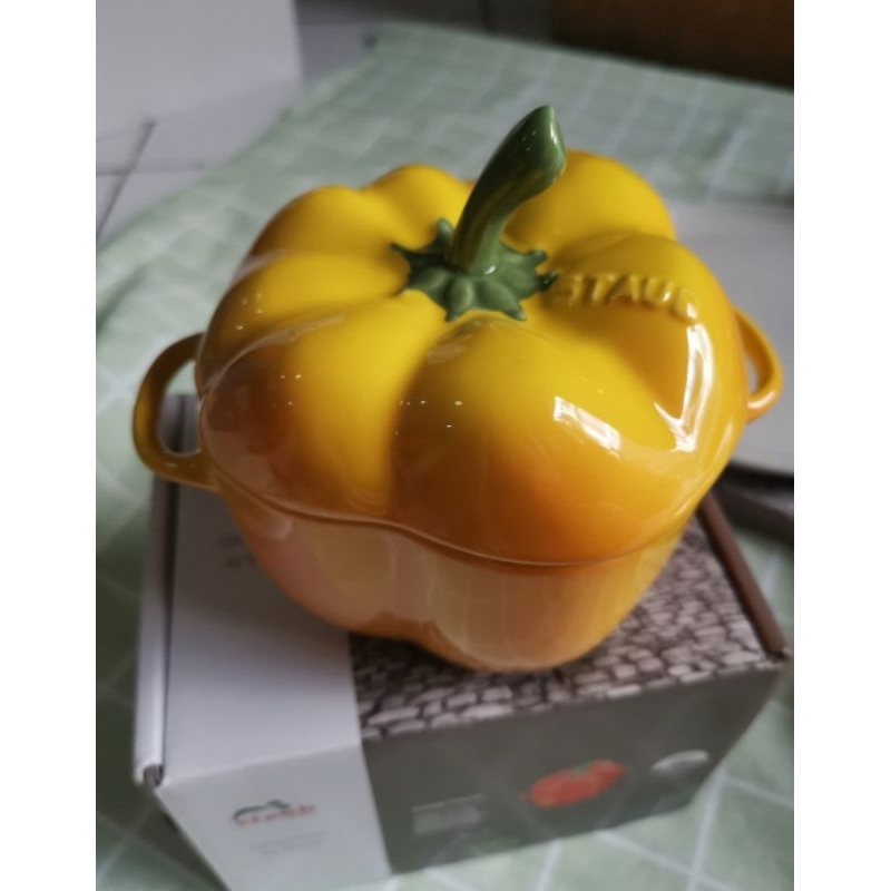 Staub paprika cocote