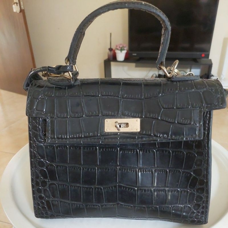 Tas Selempang Wanita bahan kulit buaya, ada tali panjang, bahan licin mengkilap