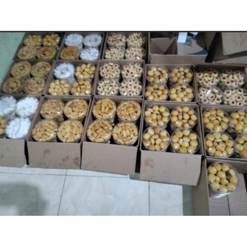 

Paket Kue lebaran isi 3 : Nastar,castangle,putri salju dan Tumbprint.