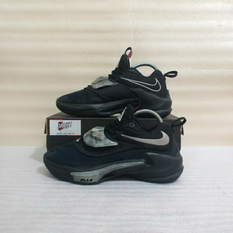 SEPATU BASKET/VOLI NIKE ZOOM FREAK 3