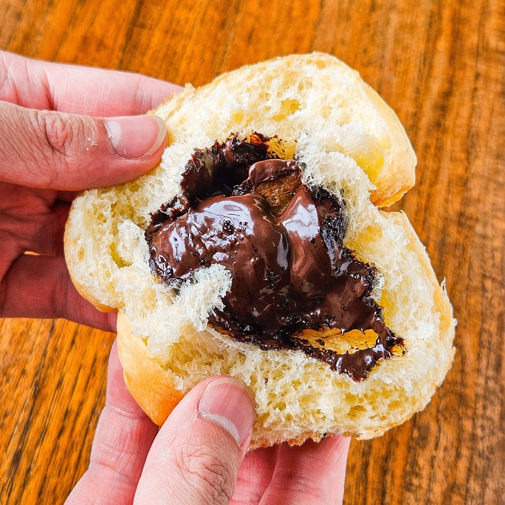 

Roti Isi Coklat Manis Henk's Baker (Chocolate Bread)