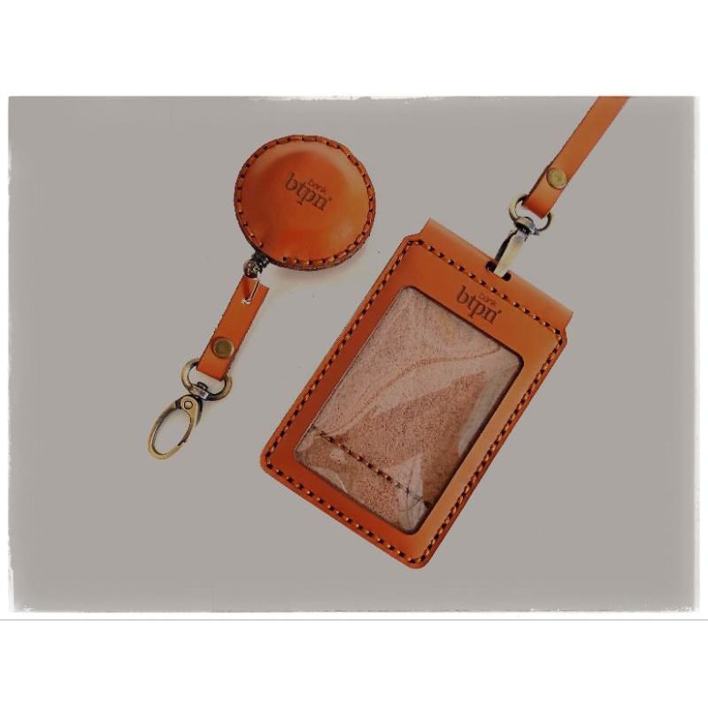 

ID Card Holder Kulit Nametag kulit asli bisa gravir nama dan logo perusahaan ID card kulit / nametag magnet