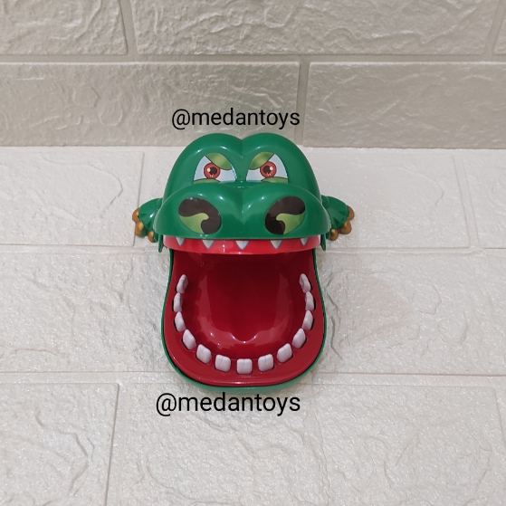 Mainan buaya gigit tangan