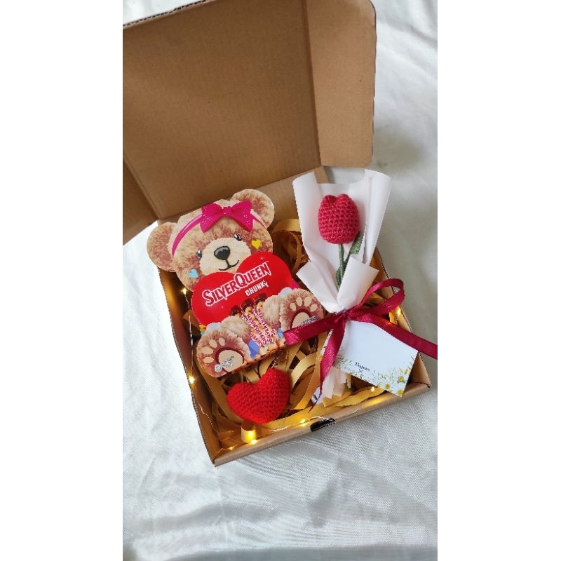 

Hampers Hadiah Valentine Bear Coklat Tulip Rajut