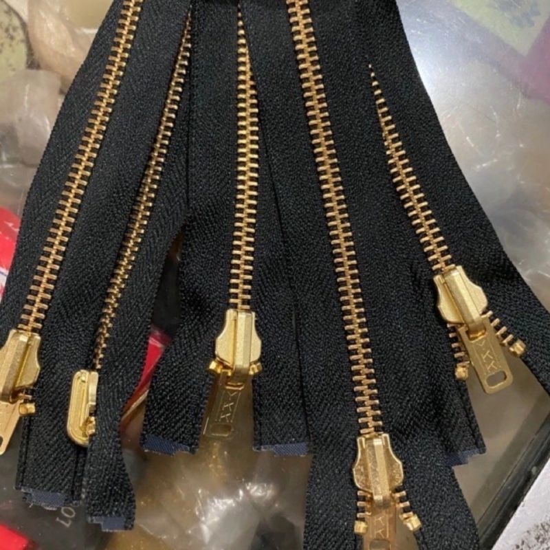 Resleting Jaket YKK RGOR 58 kuningan 65 cm (26 inch) per lusin kepala bolak balik