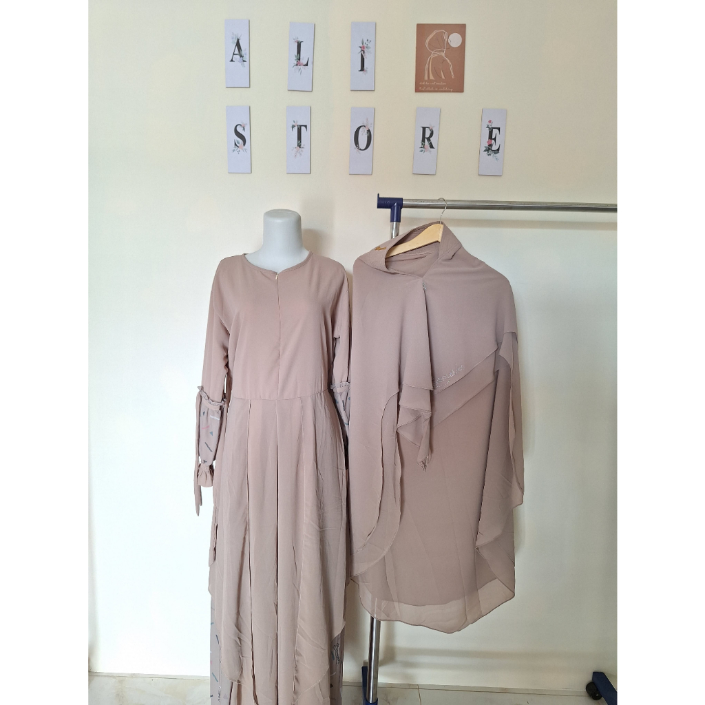 One Set Gamis/ Abaya Turkey/ Arabian Model Motif Muslimah Coklat Muda/ Warna Cream dengan Hijab/ One