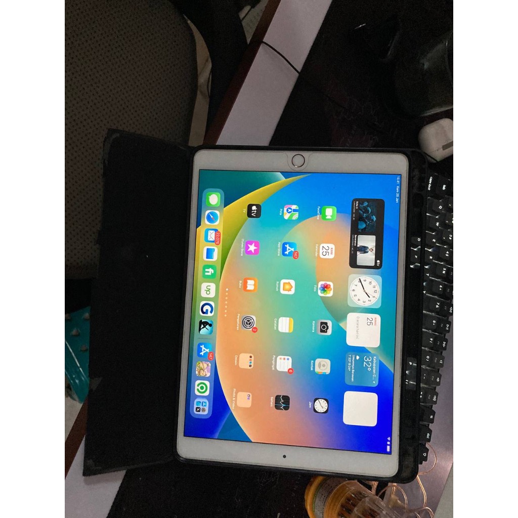 Ipad Pro 2017 10.5 inch 256Gb second - Free Apple Pencil, Case dan Keyboard Logitech