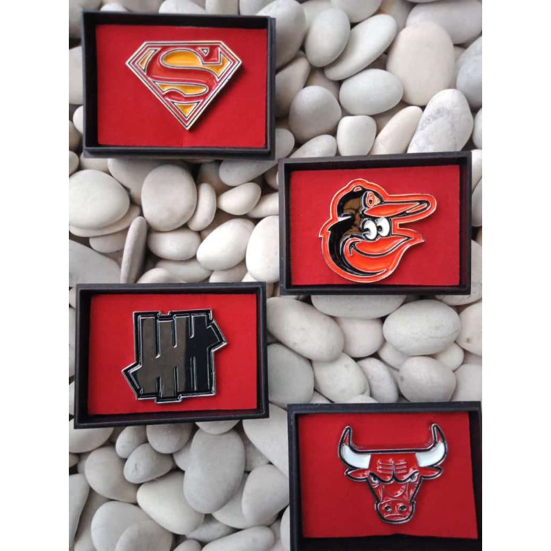 PIN TOPI UNDEFEATED SUPERMAN BULLS RAIDERS