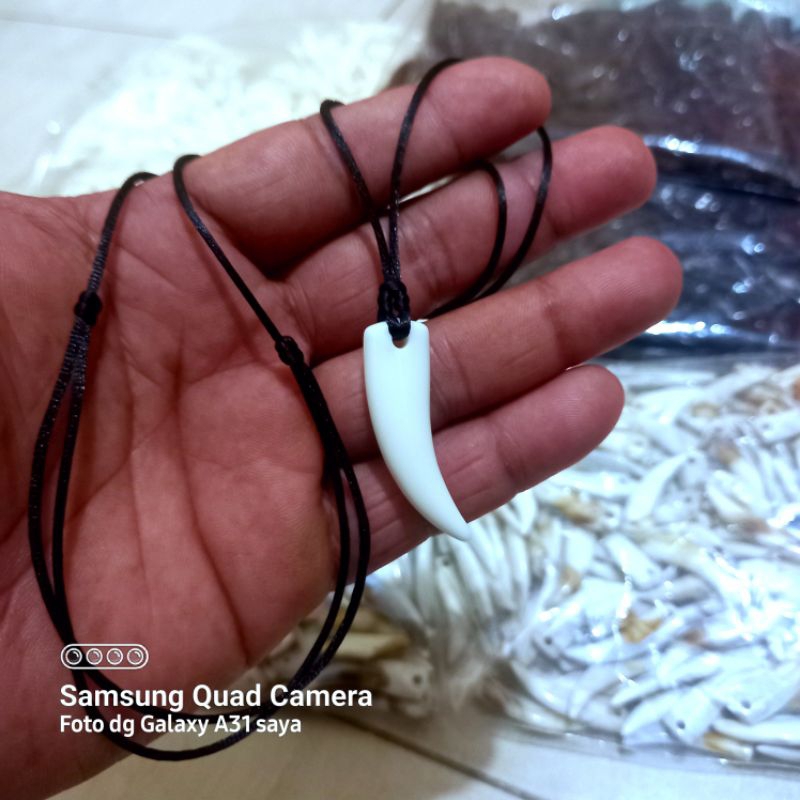 KALUNG TALI HITAM SATIN SUTRA CINA KUAT LIONTIN TARING GADING  AKRILIK