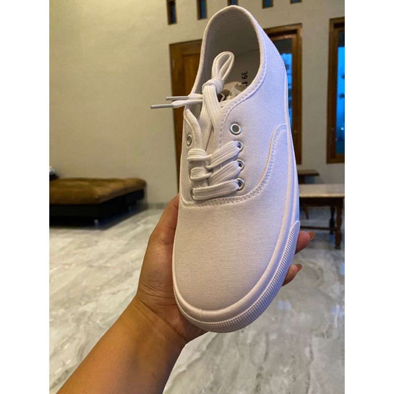 SNEAKERS TALI PUTIH HITAM