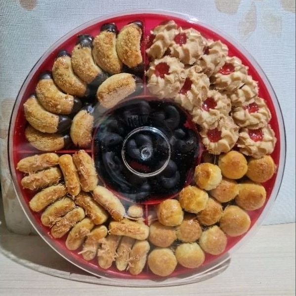 

Kombinasi 1000gram isi (Nastar, Castangel, Kuku Macan, Dahlia, dan Mede Coklat) || Glory Cookies