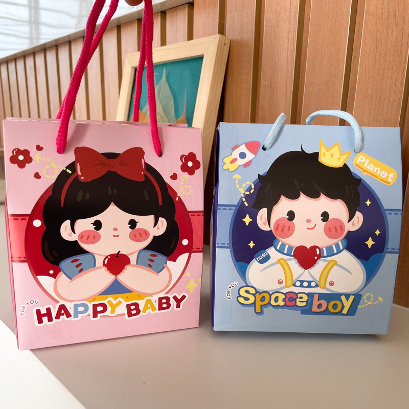 

Goodie Bag Ulang Tahun Happy Baby Boy Girl / Tas Ulang Tahun Anak cewek cowok Prince Princess / Kemasan Bingkisan Ulang Tahun Birthday Ultah Baby 1 month / Snack Paper Box Hampers Tenteng Handle / Biru merah pita Size M