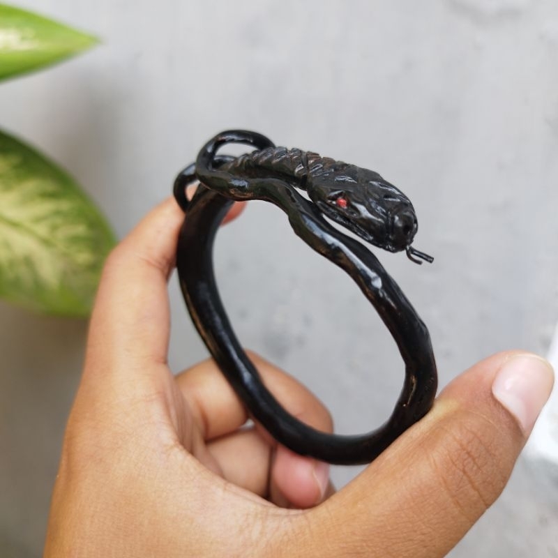 Gelar Akar Bahar Ukir Ular Lilit
