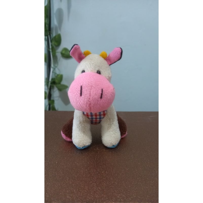 boneka sapi kecil