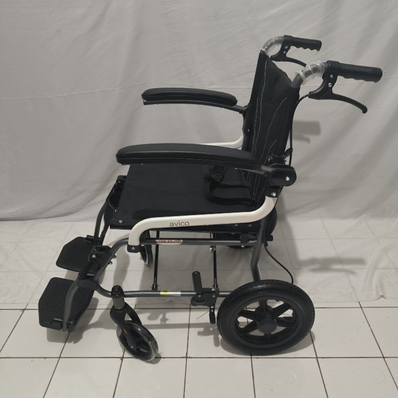Bestbuy0404 Kursi Roda Semi Travel Avico Ringan () Kursi Roda Lipat Travel Beban Max 100Kg Ban Mati