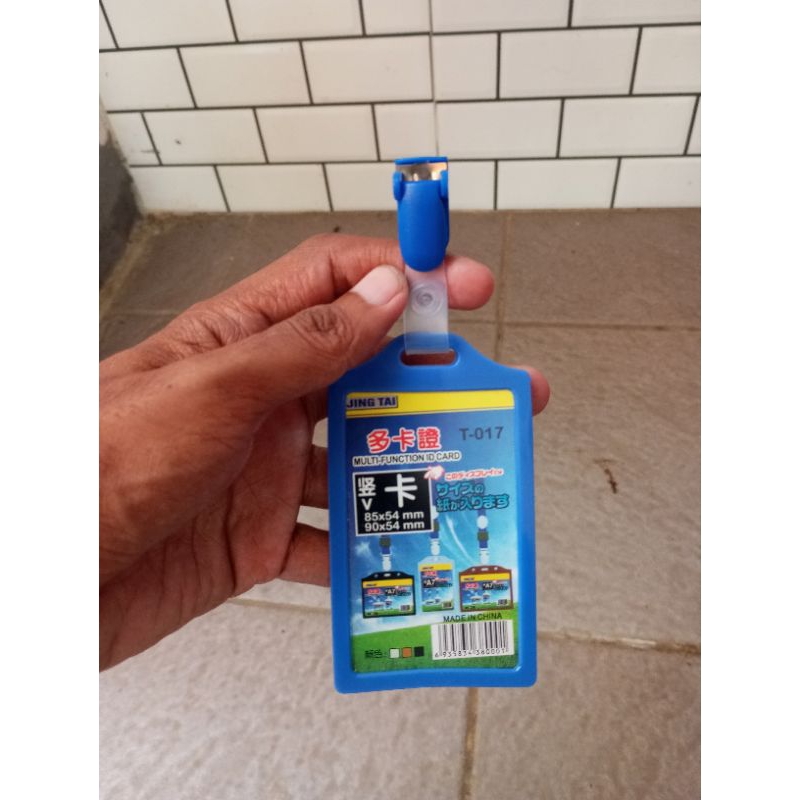 

Tempat name tag id card biru muat dua kartu plus jepitan penjepit kerang biru