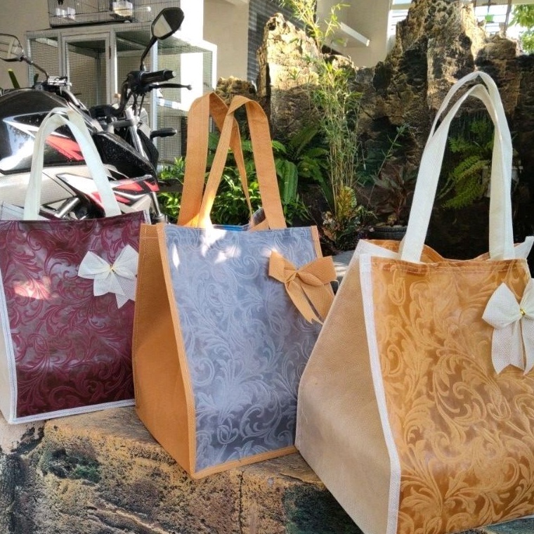 

Memories Wrapped in Every Souvenir tas hajatan embos elegan 22 harga per lusin isi 12 psc
